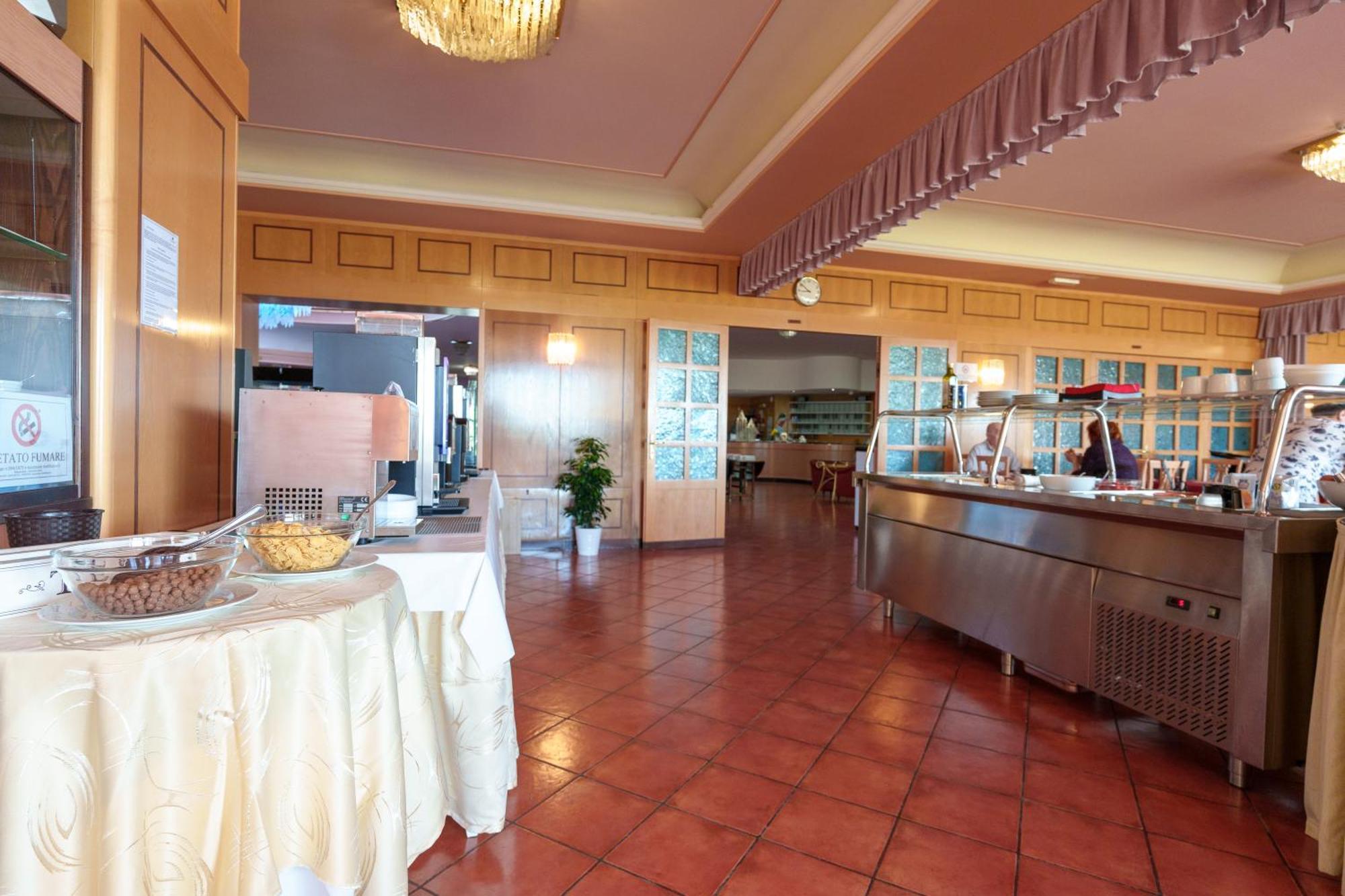 Hotel Villa Strassoldo "Ex Attianese Hotel Restaurant" Cervignano del Friuli Exterior photo